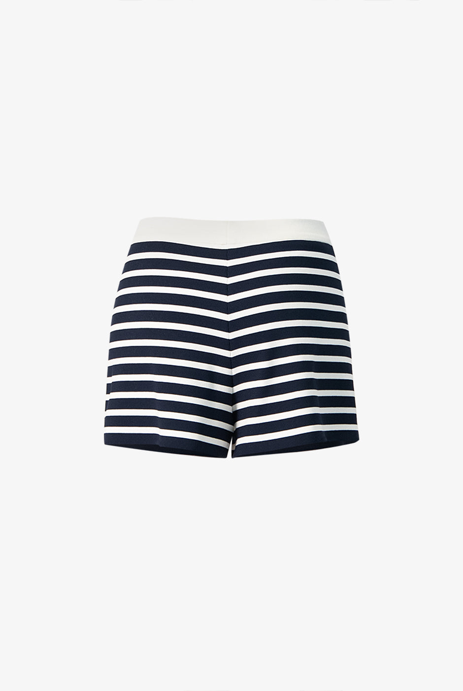 Short sastreado de rayas azul marino con carteras frontales, diseño moderno de Ivonne
