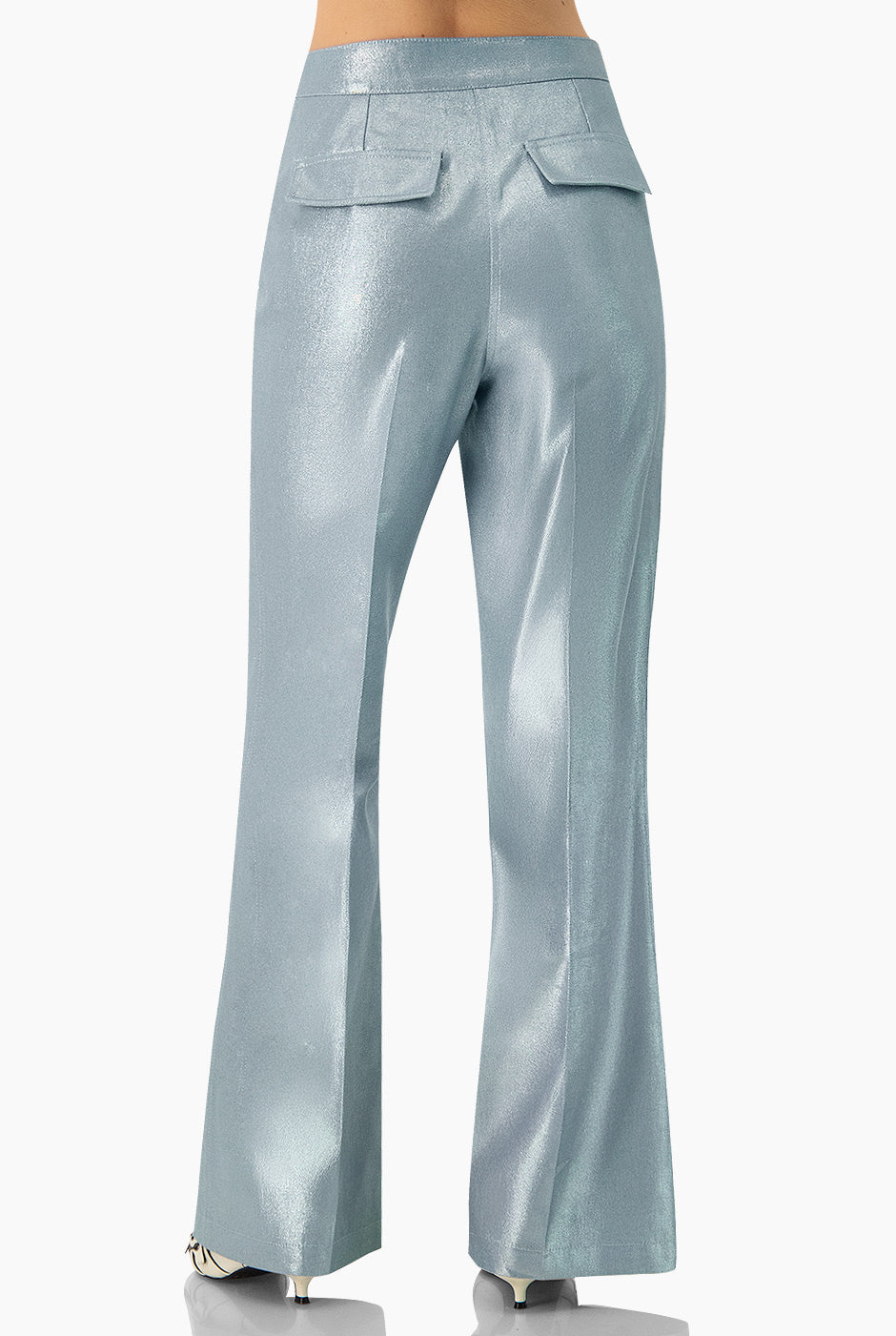 Pantalón denim semi campana azul con bolsas traseras simuladas de Ivonne