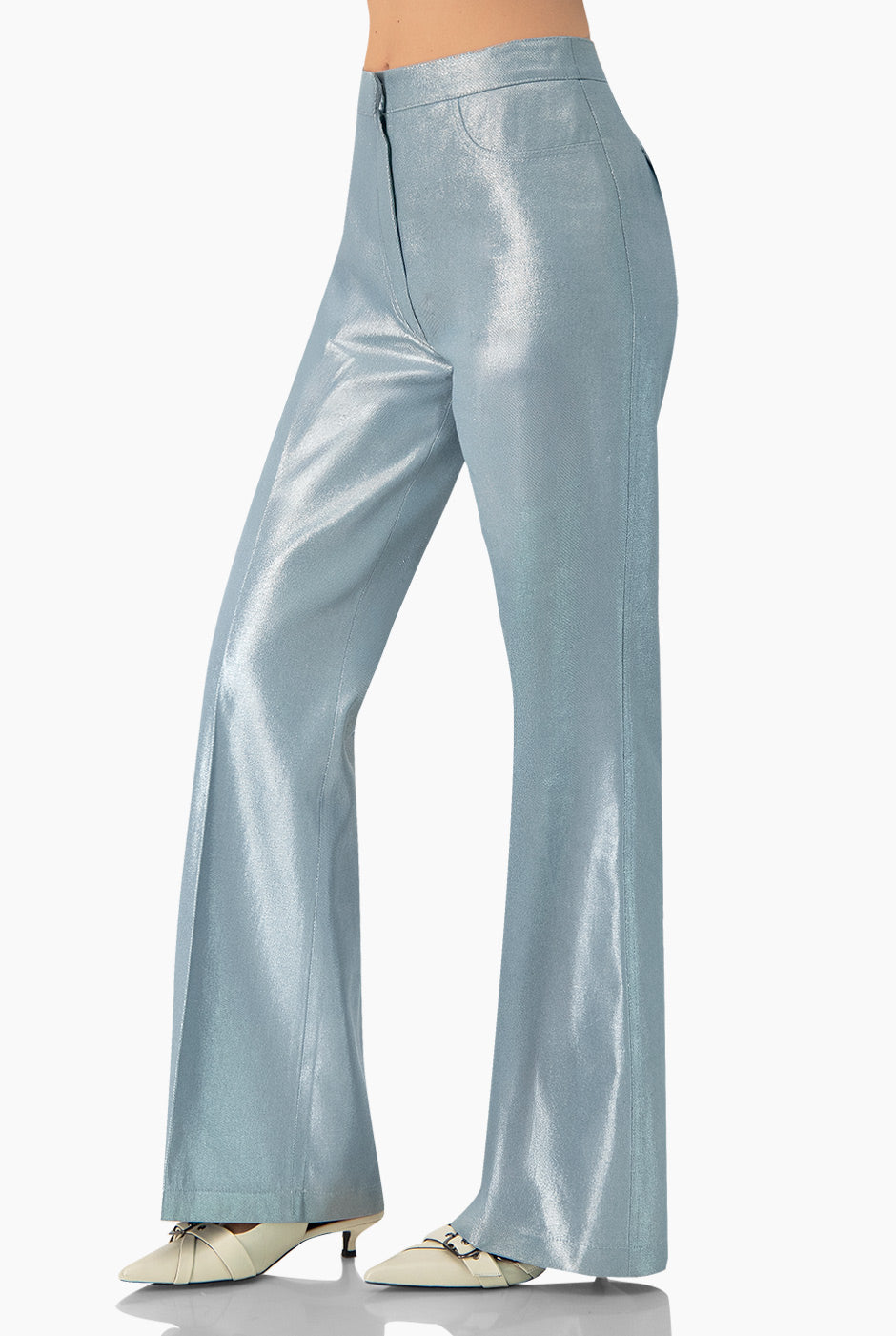 Pantalón denim semi campana azul con bolsas traseras simuladas de Ivonne
