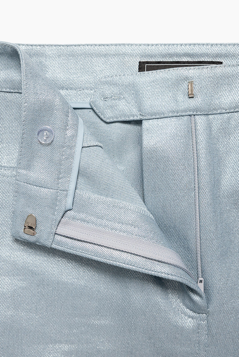 Pantalón denim semi campana azul con bolsas traseras simuladas de Ivonne