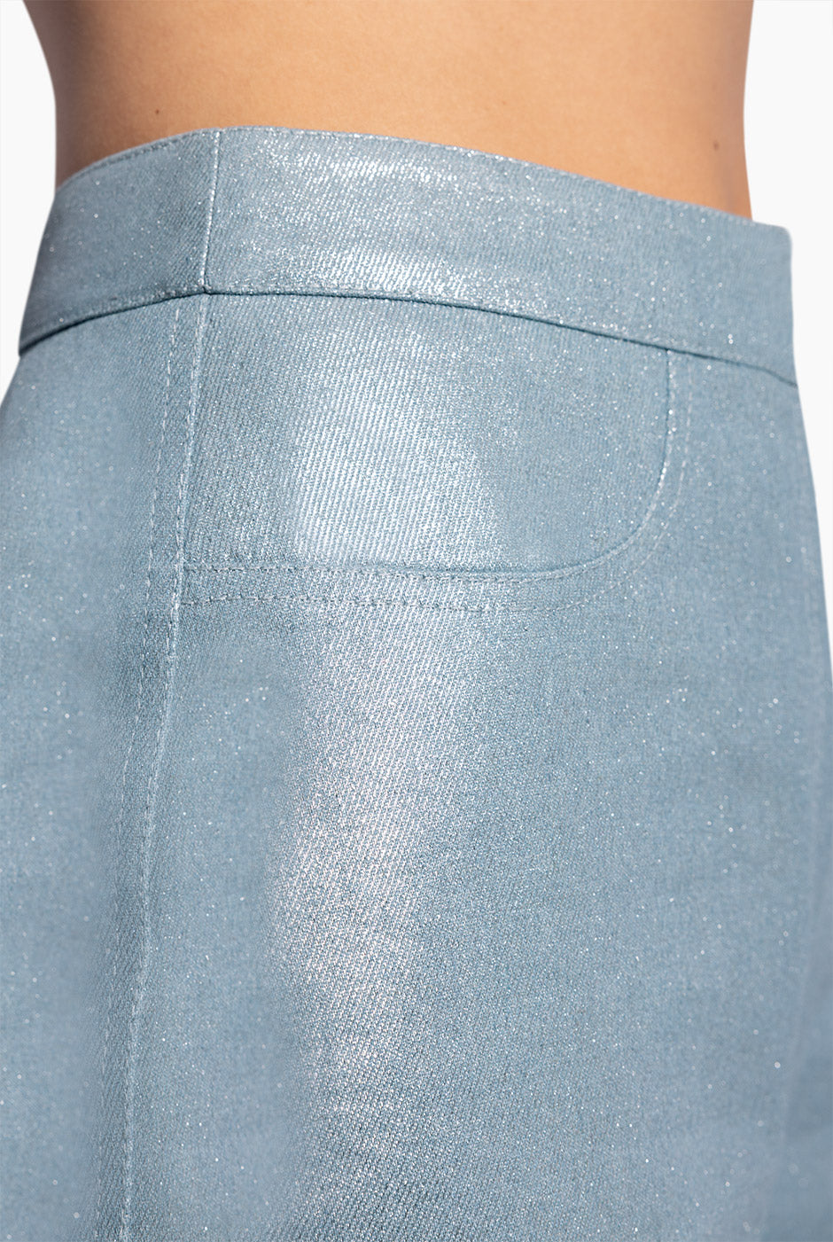 Pantalón denim semi campana azul con bolsas traseras simuladas de Ivonne