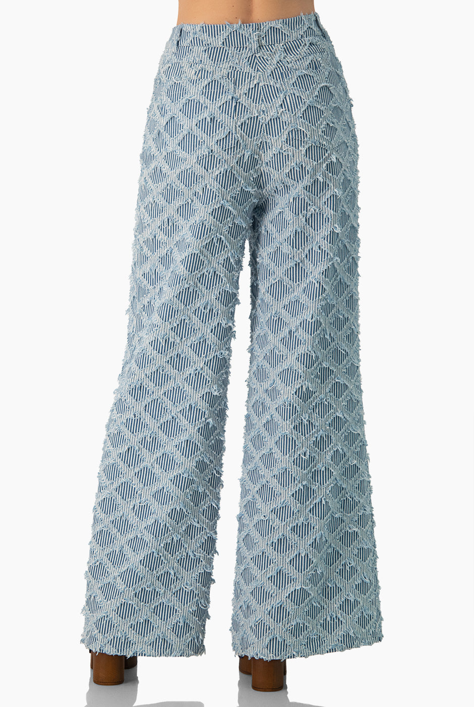 Pantalón recto de pierna amplia azul con detalles deshilachados