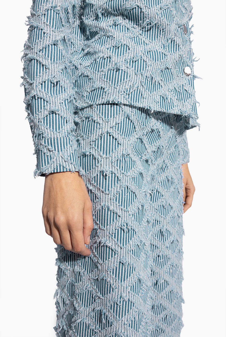 Pantalón recto de pierna amplia azul con detalles deshilachados