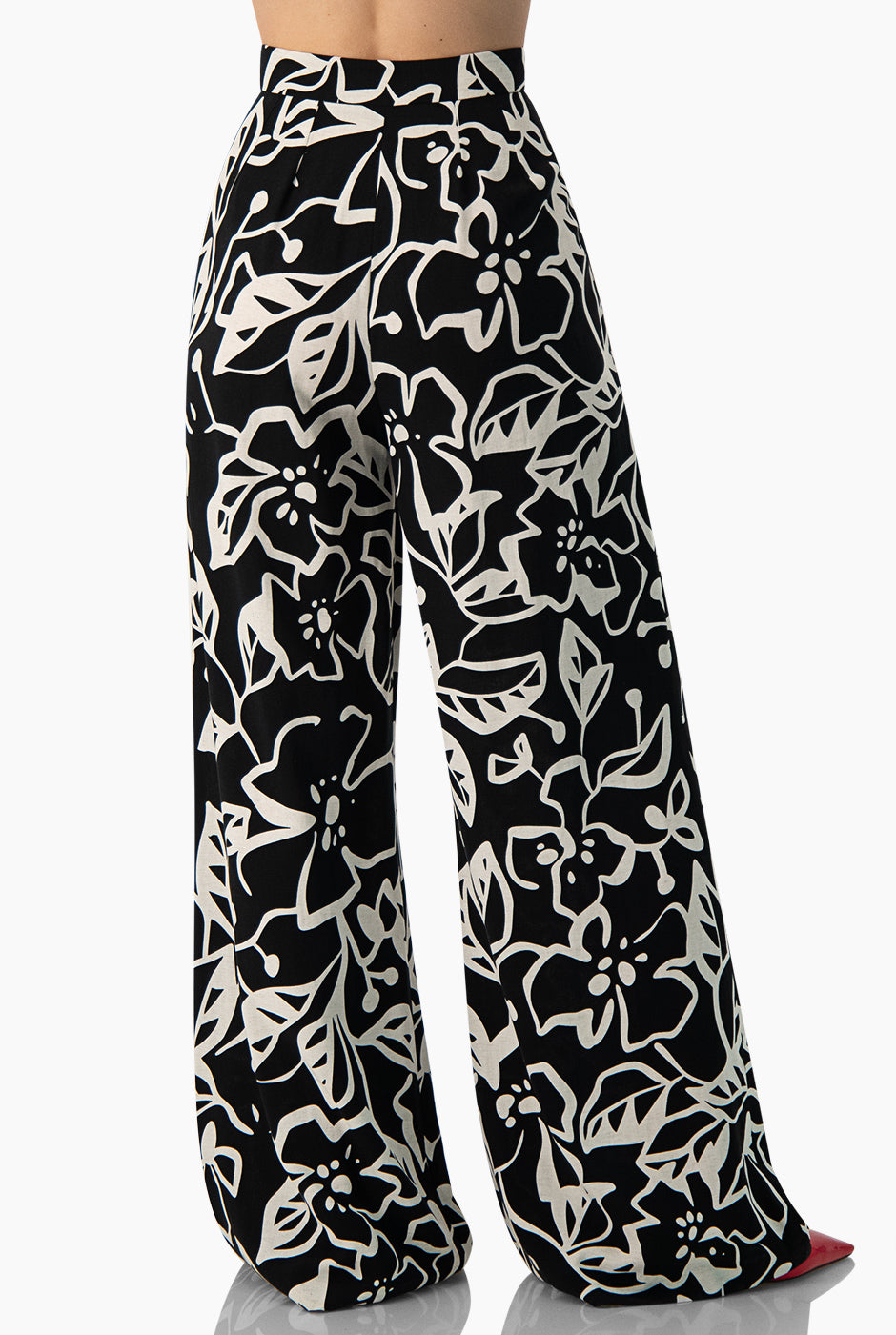 Pantalón estampado recto de color negro con pierna amplia y bolsillos laterales
