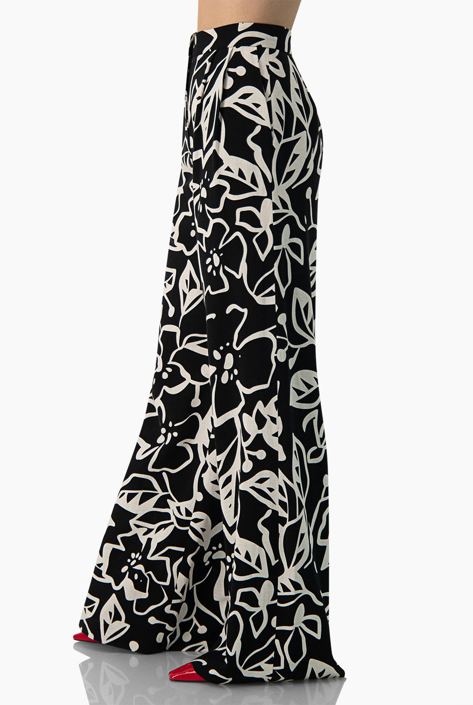 Pantalón estampado recto de color negro con pierna amplia y bolsillos laterales