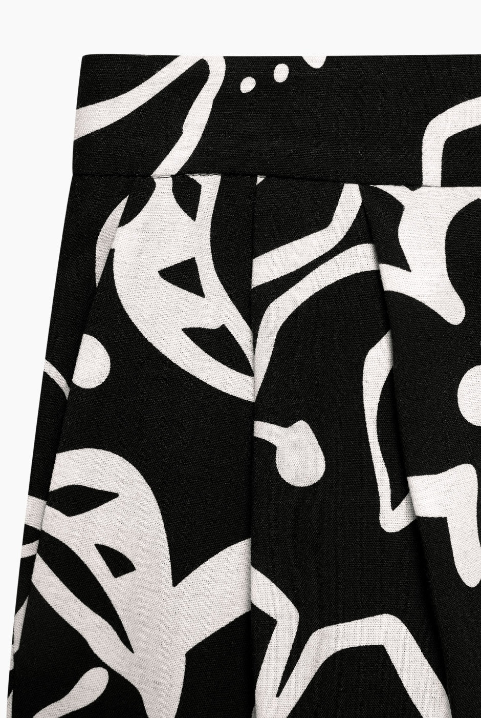 Pantalón estampado recto de color negro con pierna amplia y bolsillos laterales