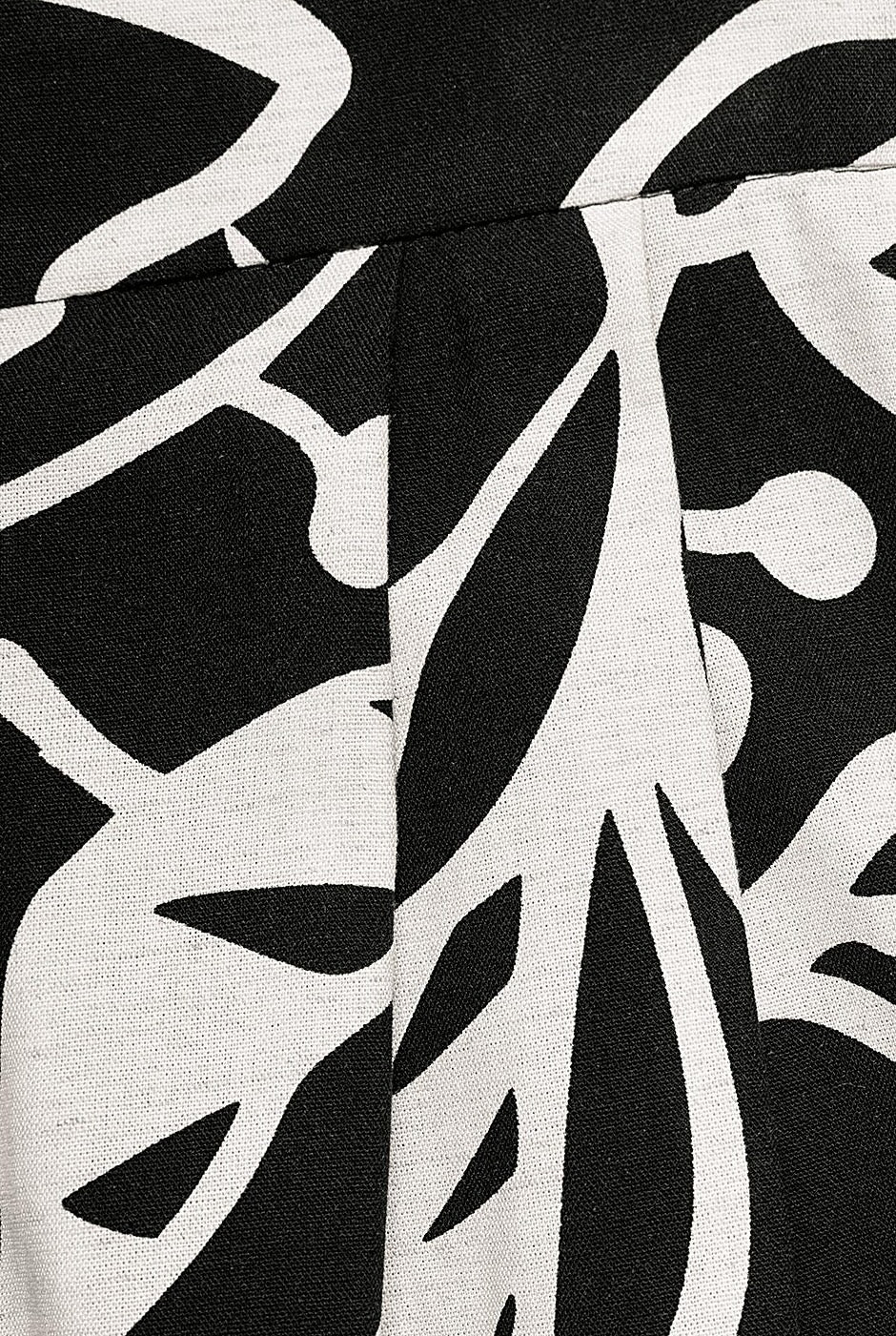 Pantalón estampado recto de color negro con pierna amplia y bolsillos laterales