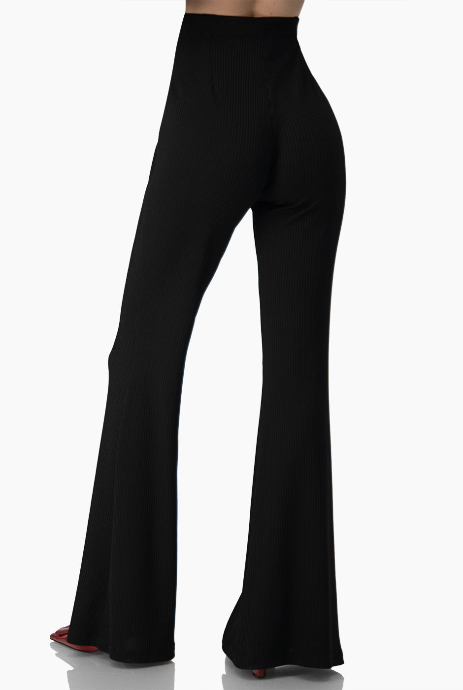 Pantalón negro semi campana con pinzas traseras, diseño elegante y moderno, material de poliéster y elastano.