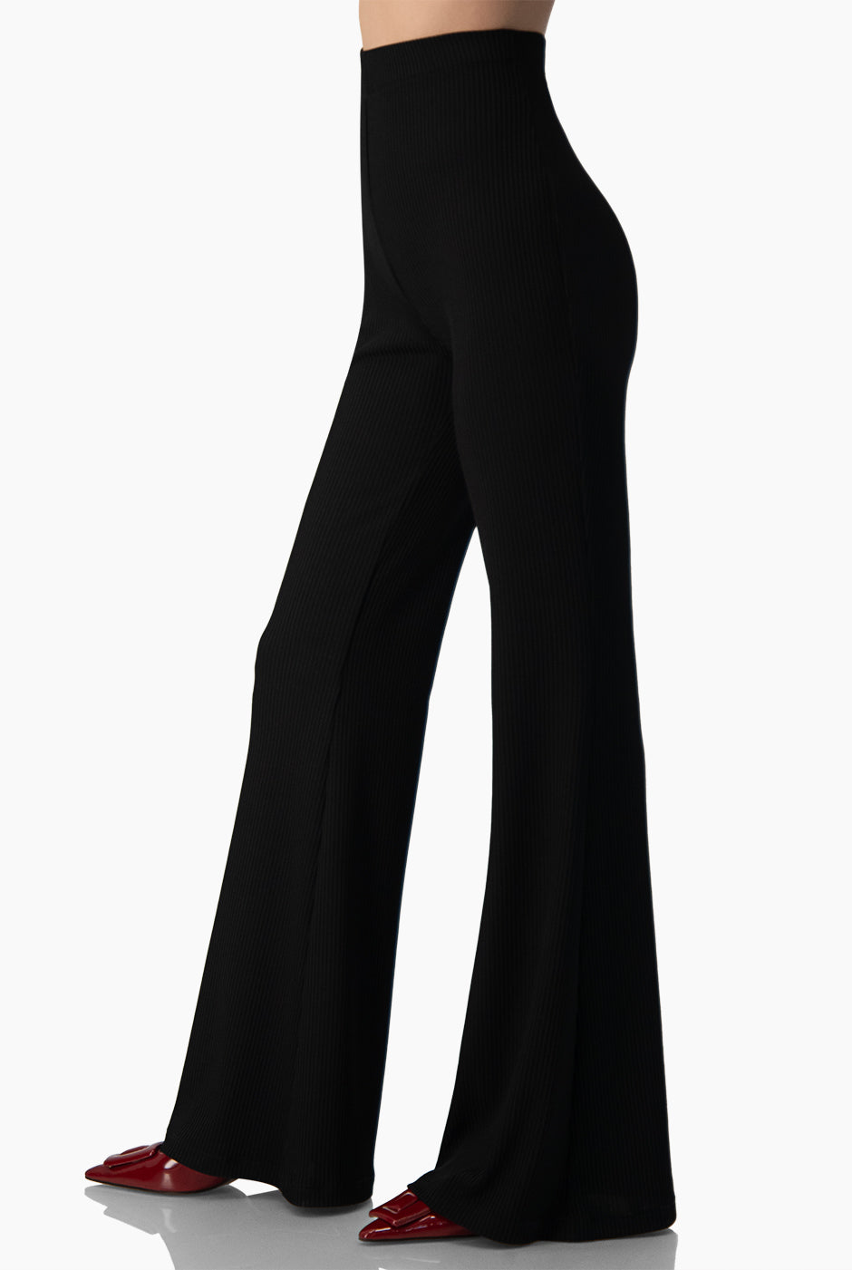 Pantalón negro semi campana con pinzas traseras, diseño elegante y moderno, material de poliéster y elastano.