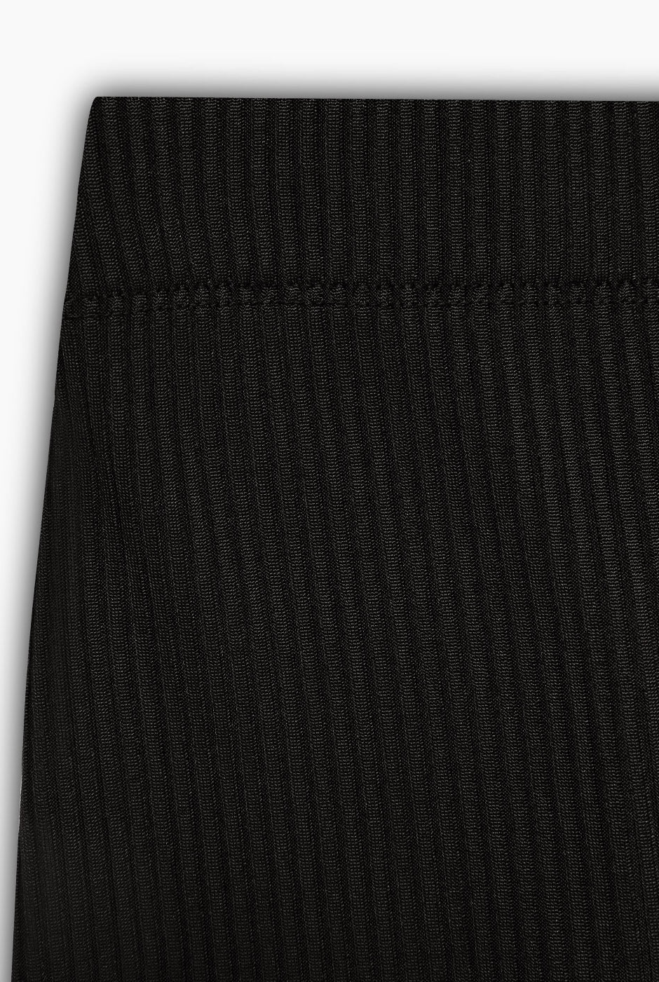 Pantalón negro semi campana con pinzas traseras, diseño elegante y moderno, material de poliéster y elastano.
