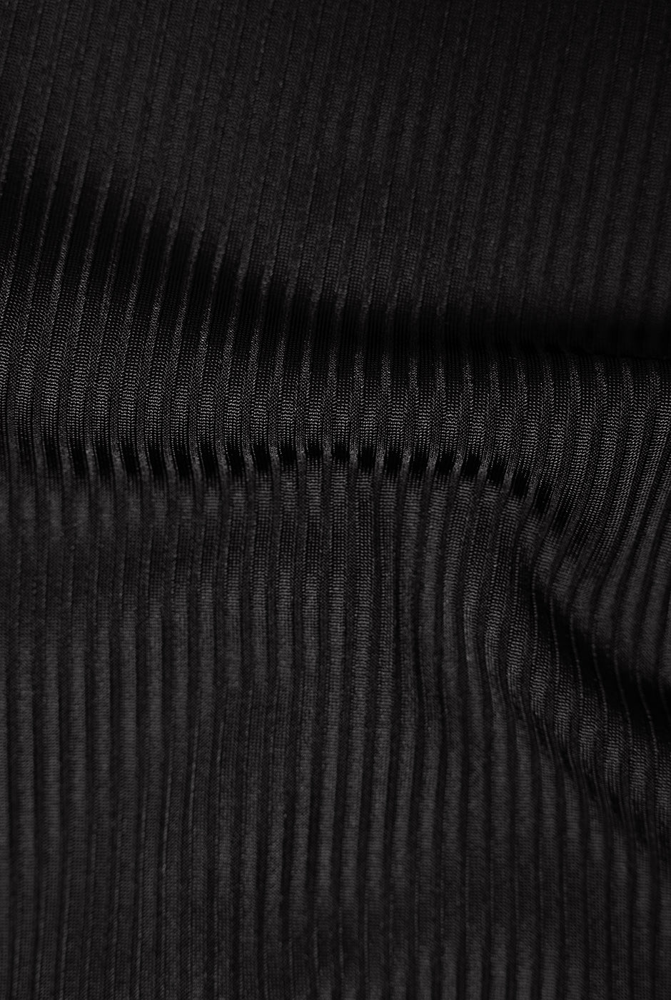Pantalón negro semi campana con pinzas traseras, diseño elegante y moderno, material de poliéster y elastano.
