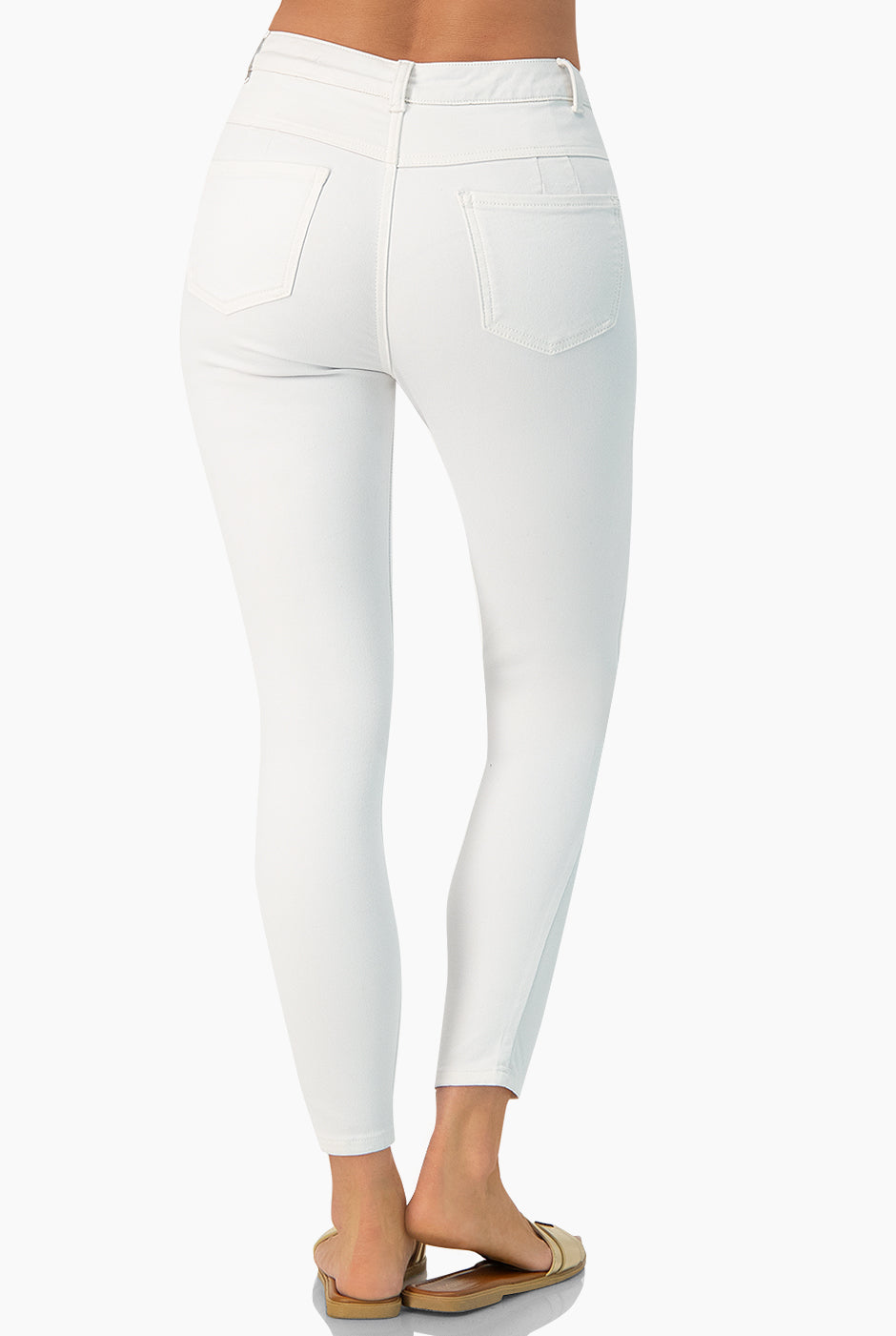 Jeans skinny blancos con bolsillos traseros de parche, ideales para un look casual moderno.