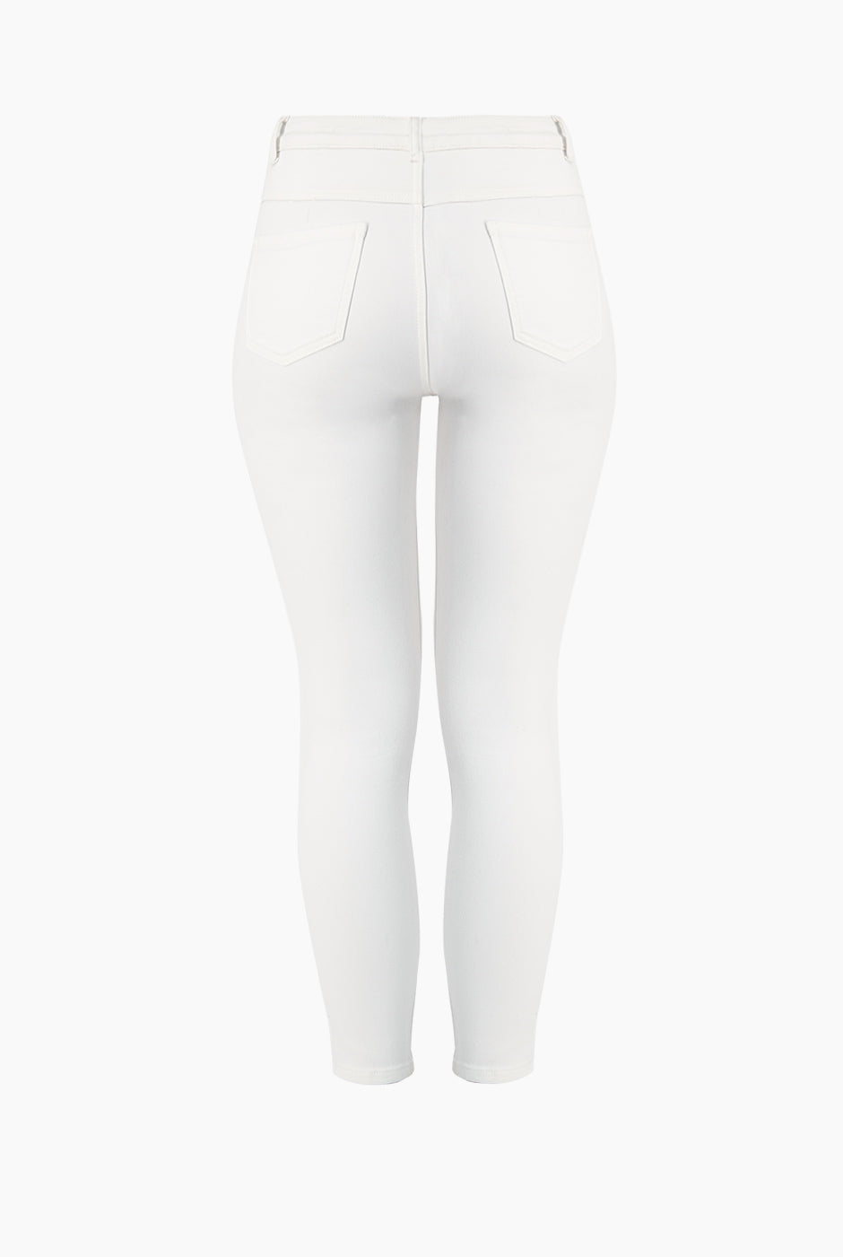 Jeans skinny blancos con bolsillos traseros de parche, ideales para un look casual moderno.