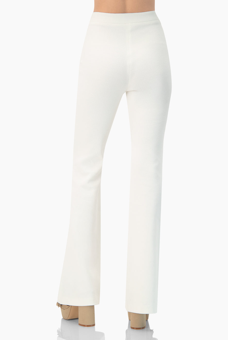 Pantalón campana blanco de tiro alto y cierre lateral