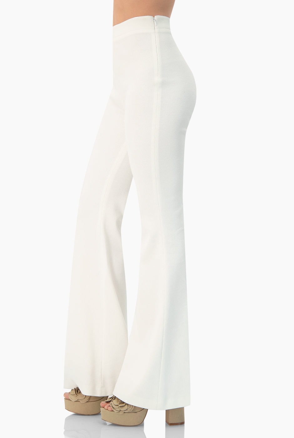 Pantalón campana blanco de tiro alto y cierre lateral