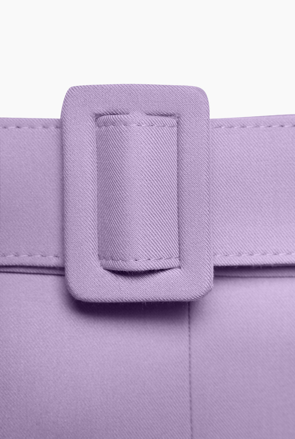 Pantalón sastreado en tono lila con corte recto y cinturón