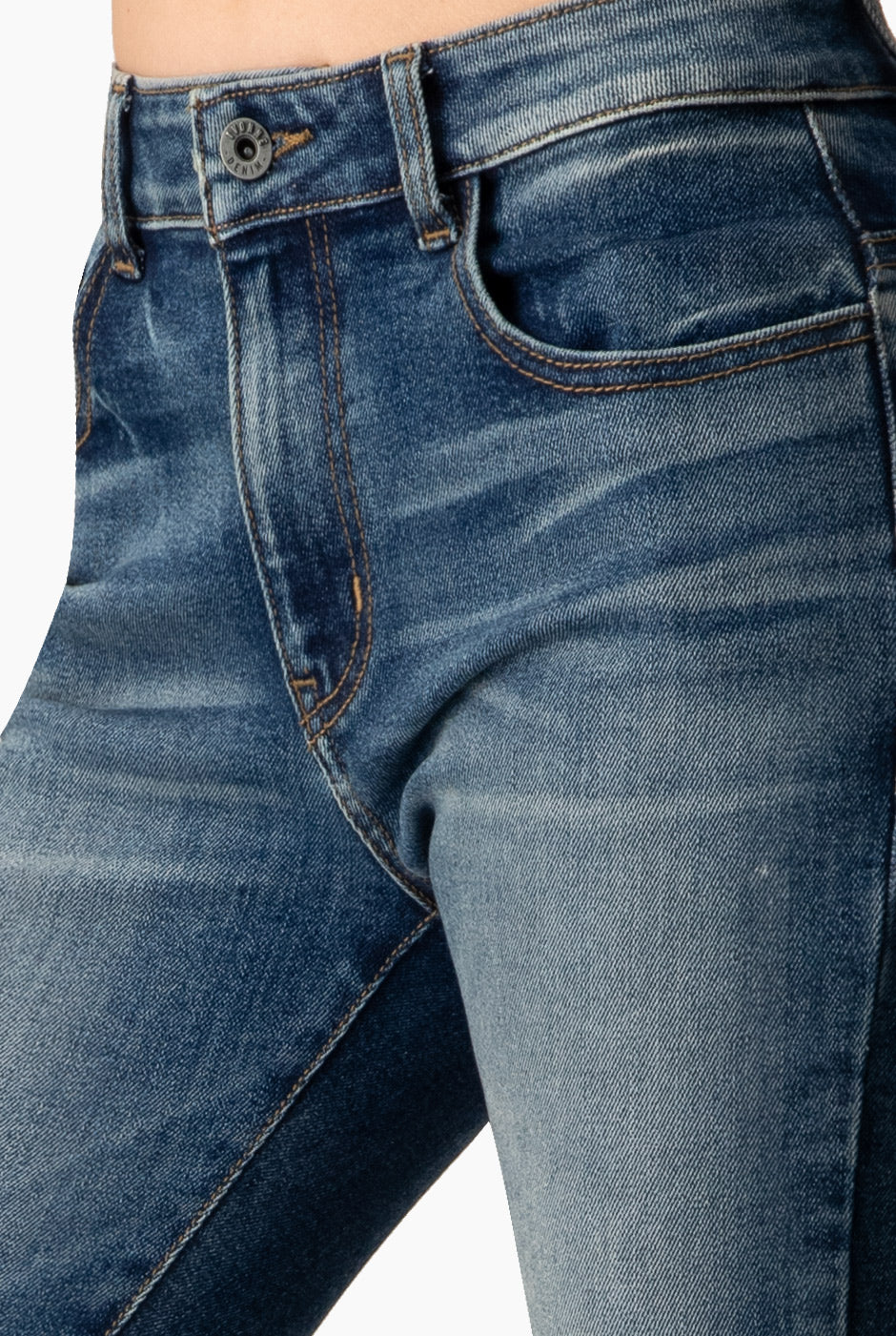 Jeans skinny azul con bolsillos traseros y dobladillo deshilachado.
