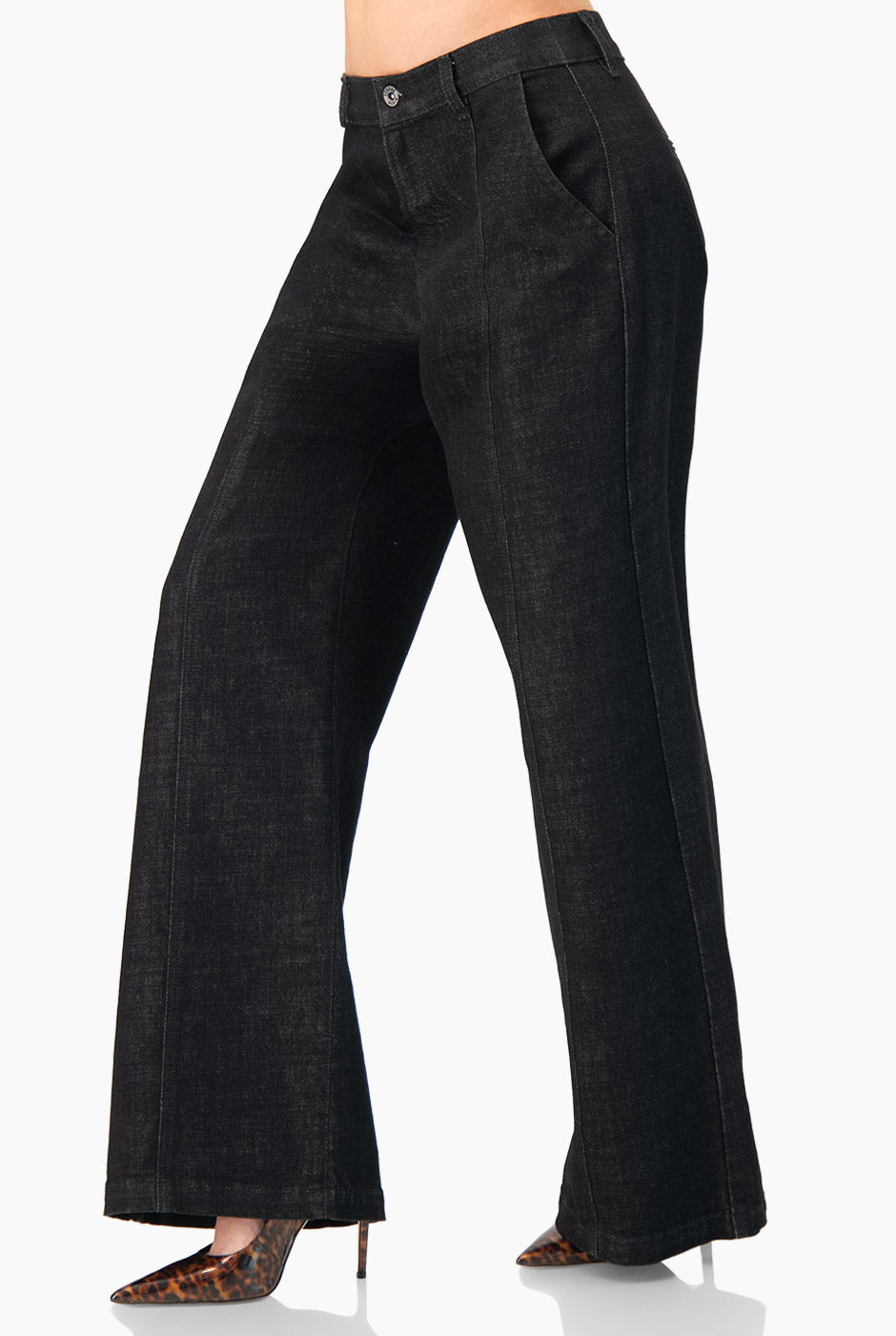 Jeans amplio de tiro alto negro con bolsillos y botón frontal