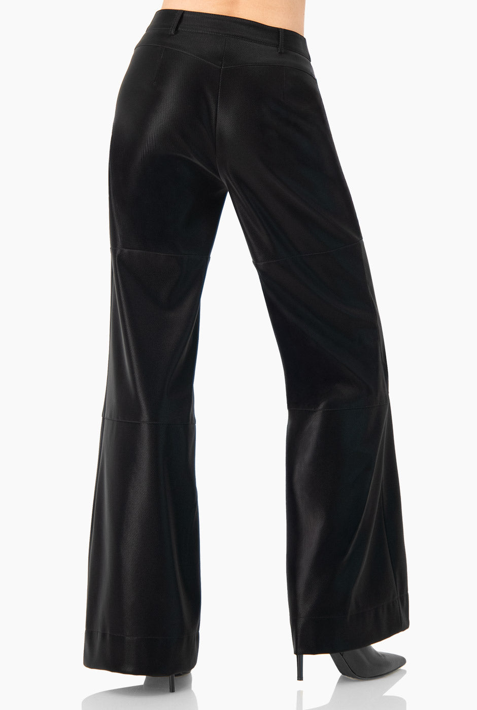 Pantalón negro semi campana con bolsillos frontales