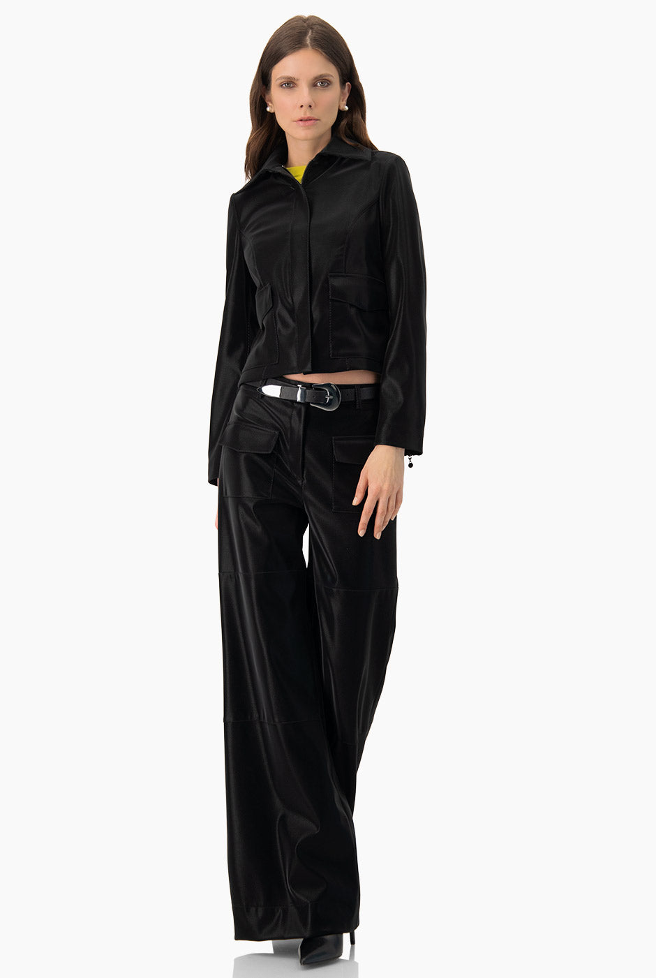 Pantalón negro semi campana con bolsillos frontales