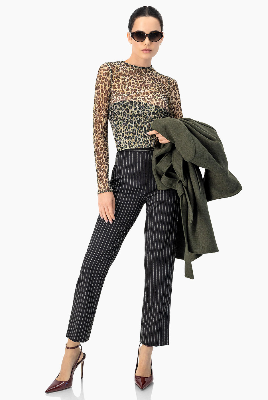 Pantalón recto negro con rayas verticales y bolsillos traseros