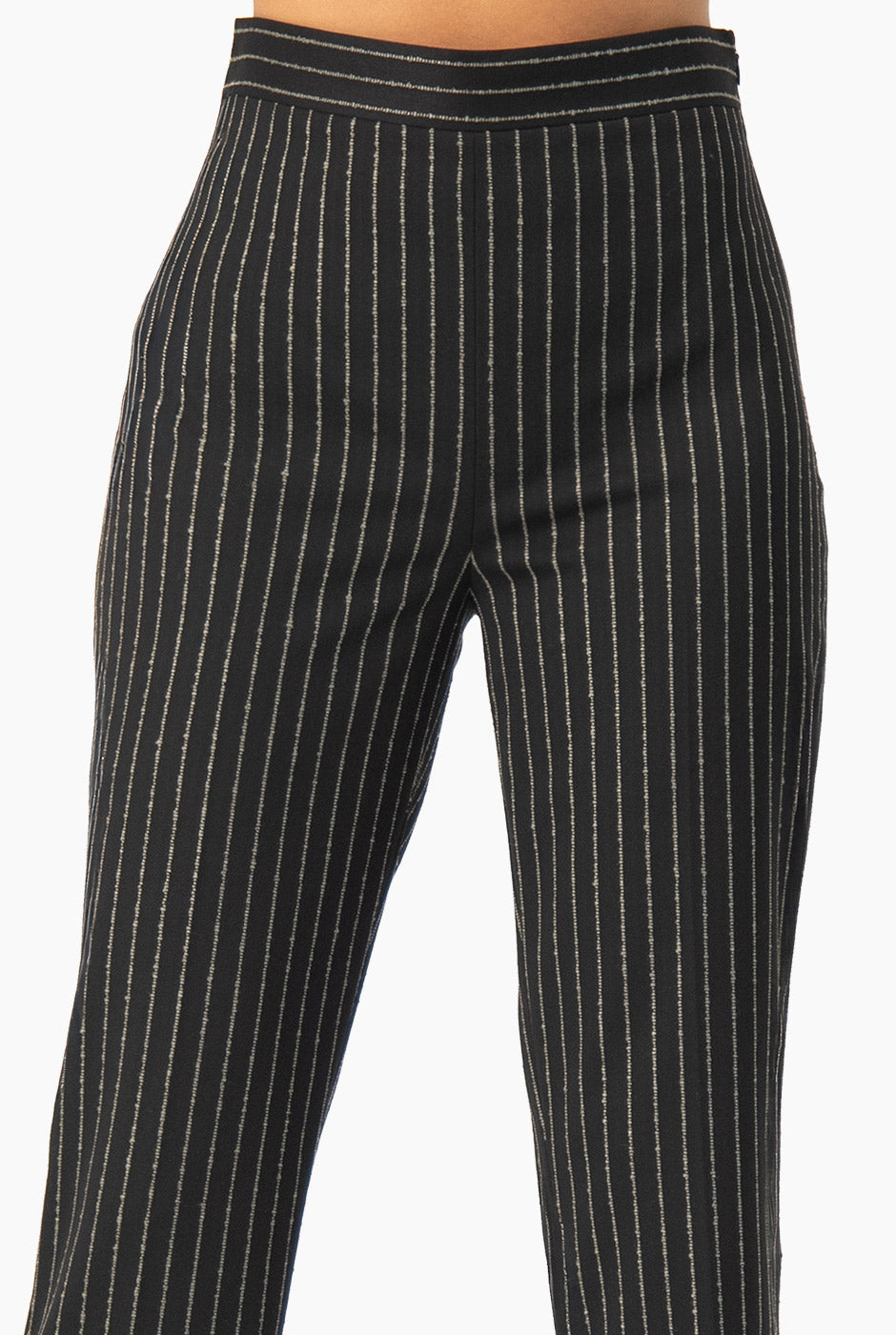 Pantalón recto negro con rayas verticales y bolsillos traseros