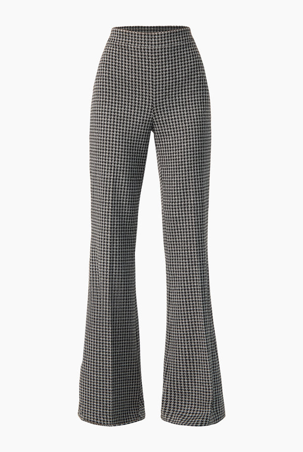 Pantalon acampanado y sin bolsas