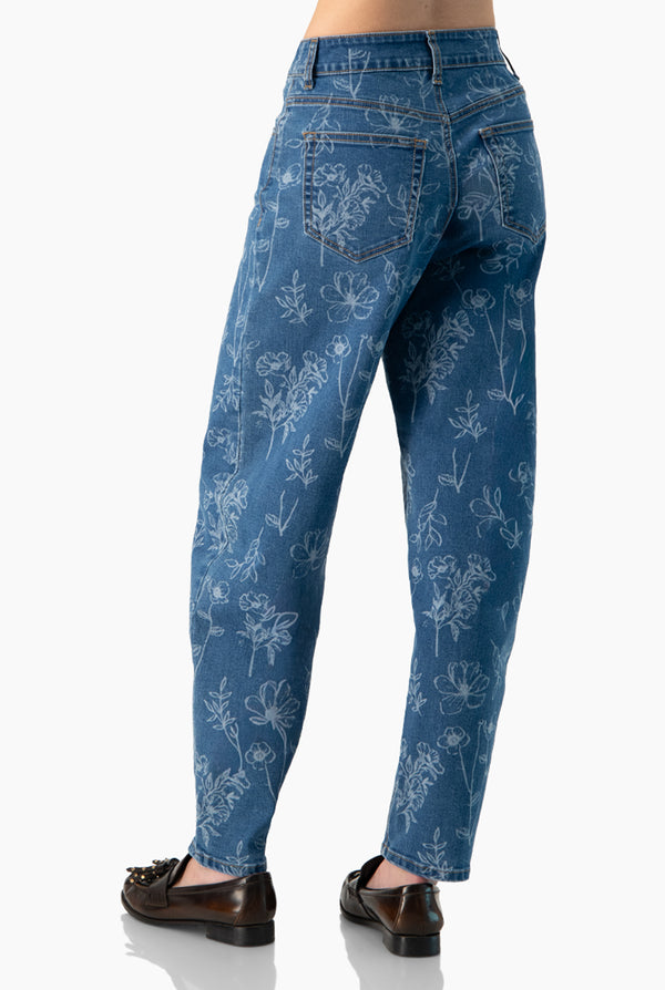 Jeans amplio con detalle floral