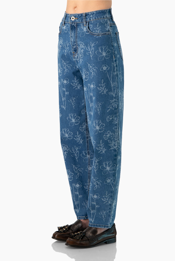 Jeans amplio con detalle floral