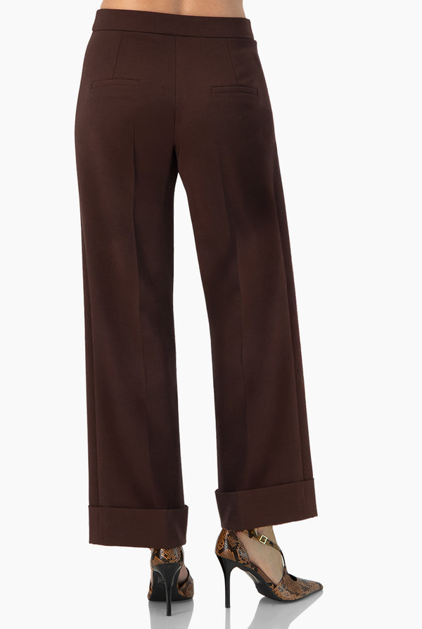 Pantalon recto en tono cafe