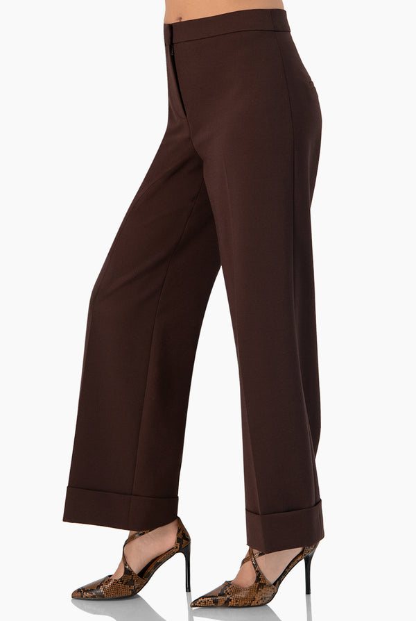 Pantalon recto en tono cafe