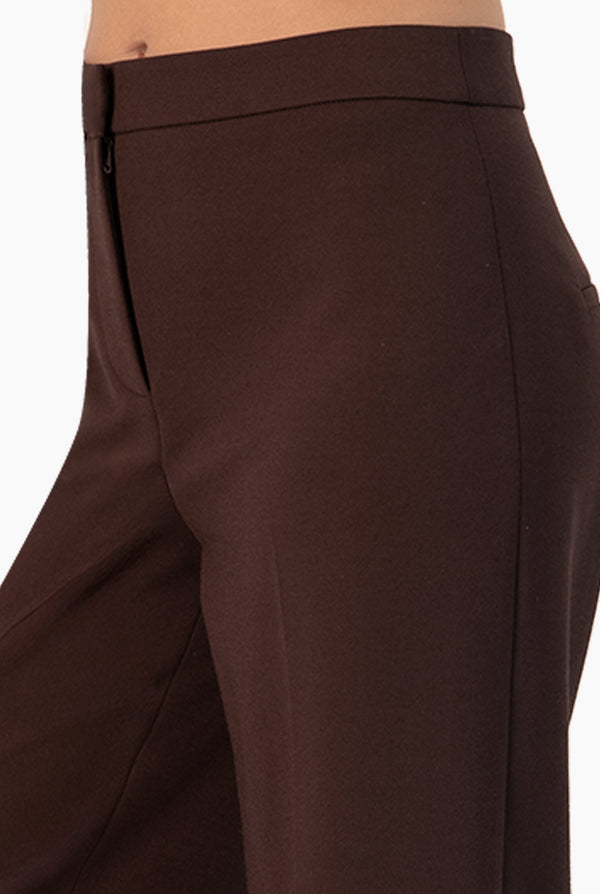 Pantalon recto en tono cafe