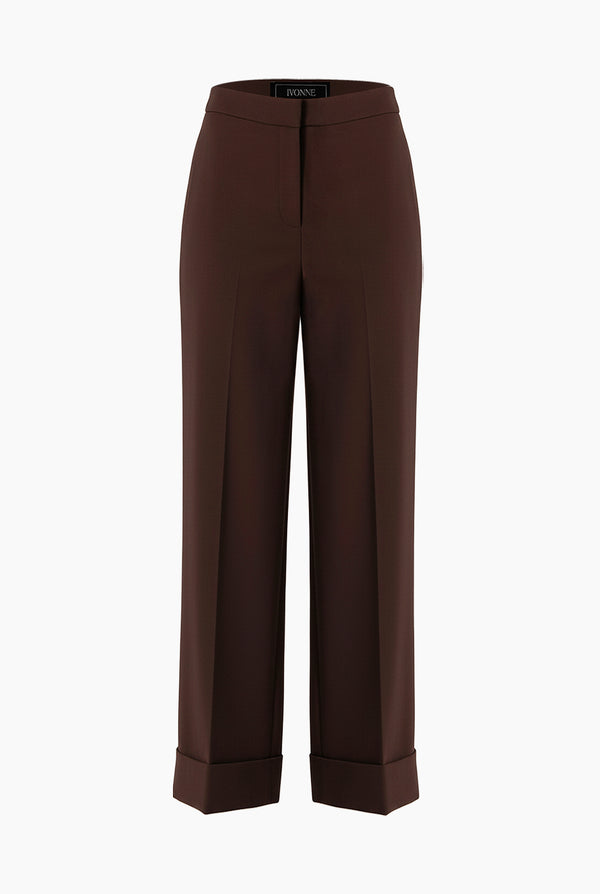 Pantalon recto en tono cafe