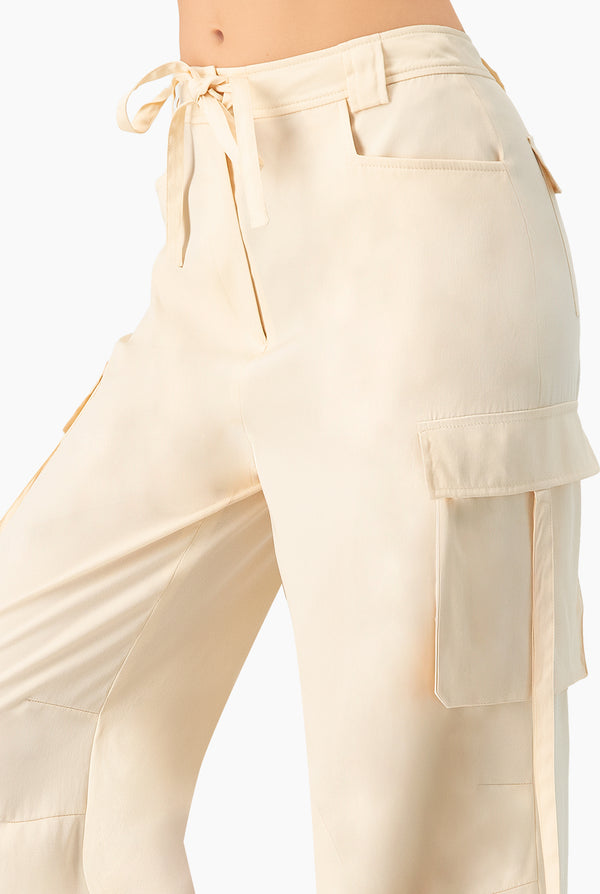 Pantalon liso cargo con cintas