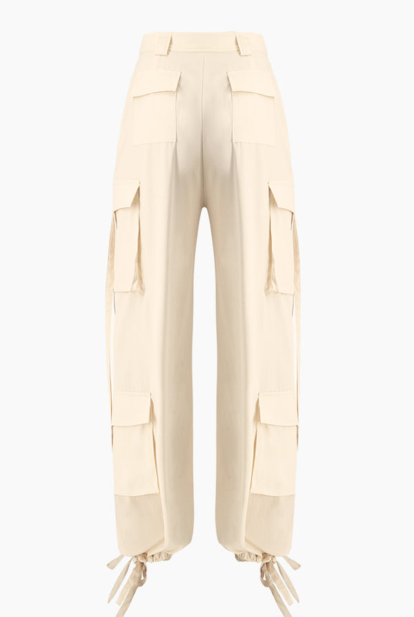 Pantalon liso cargo con cintas