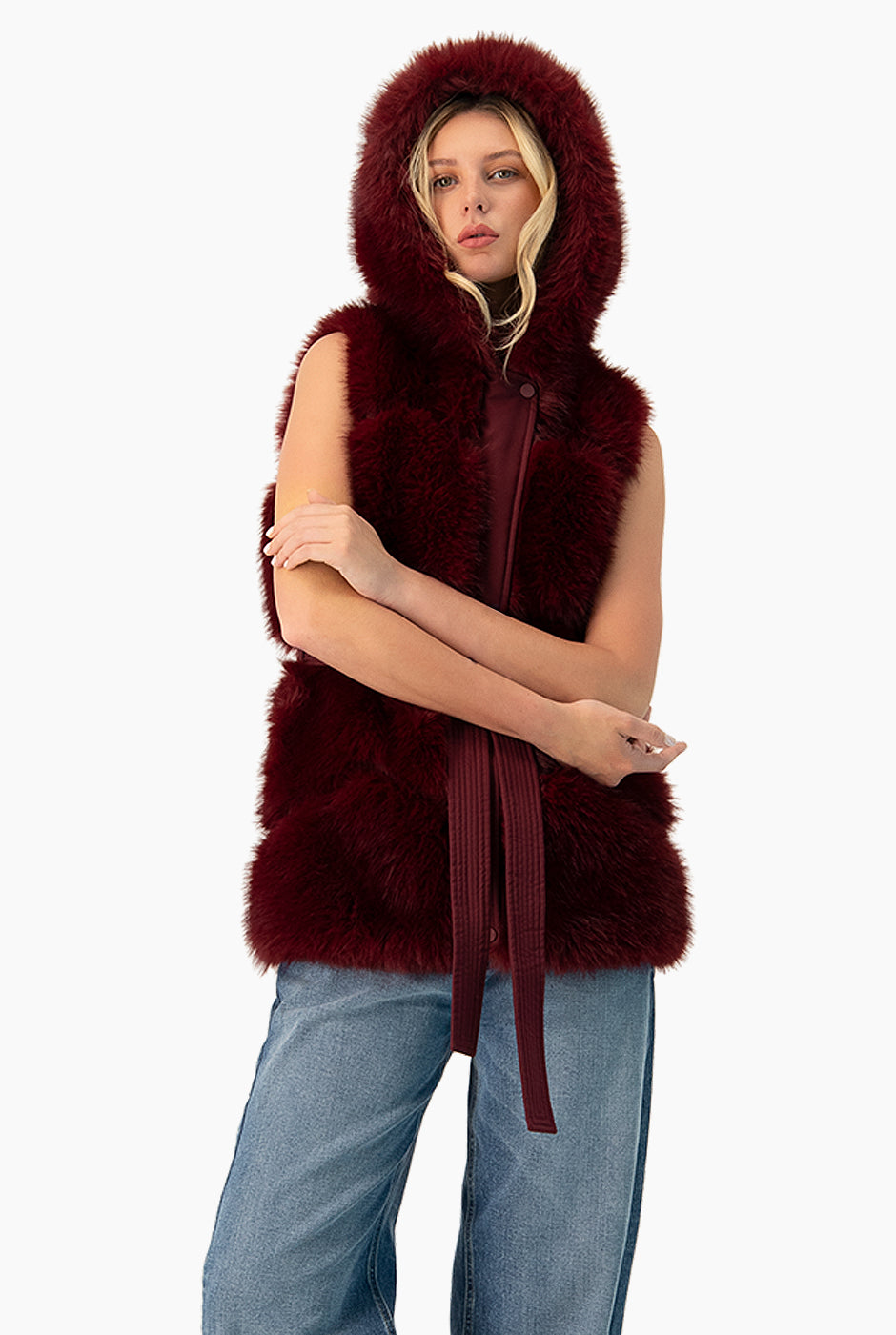 Chaleco Faux Fur vino con capucha y cinturón