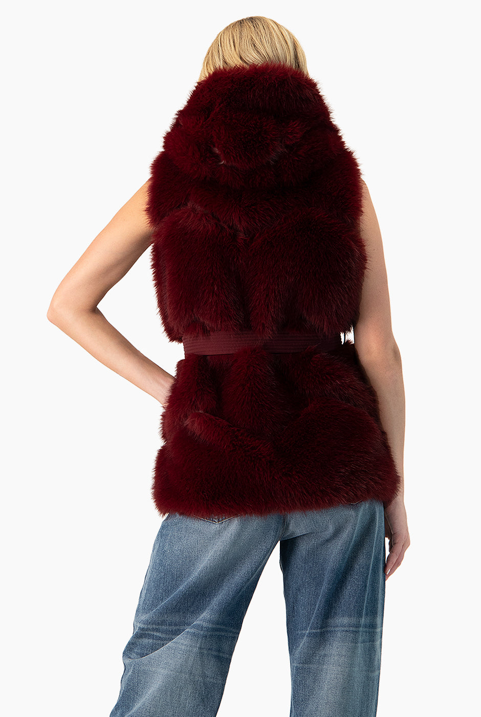 Chaleco Faux Fur vino con capucha y cinturón