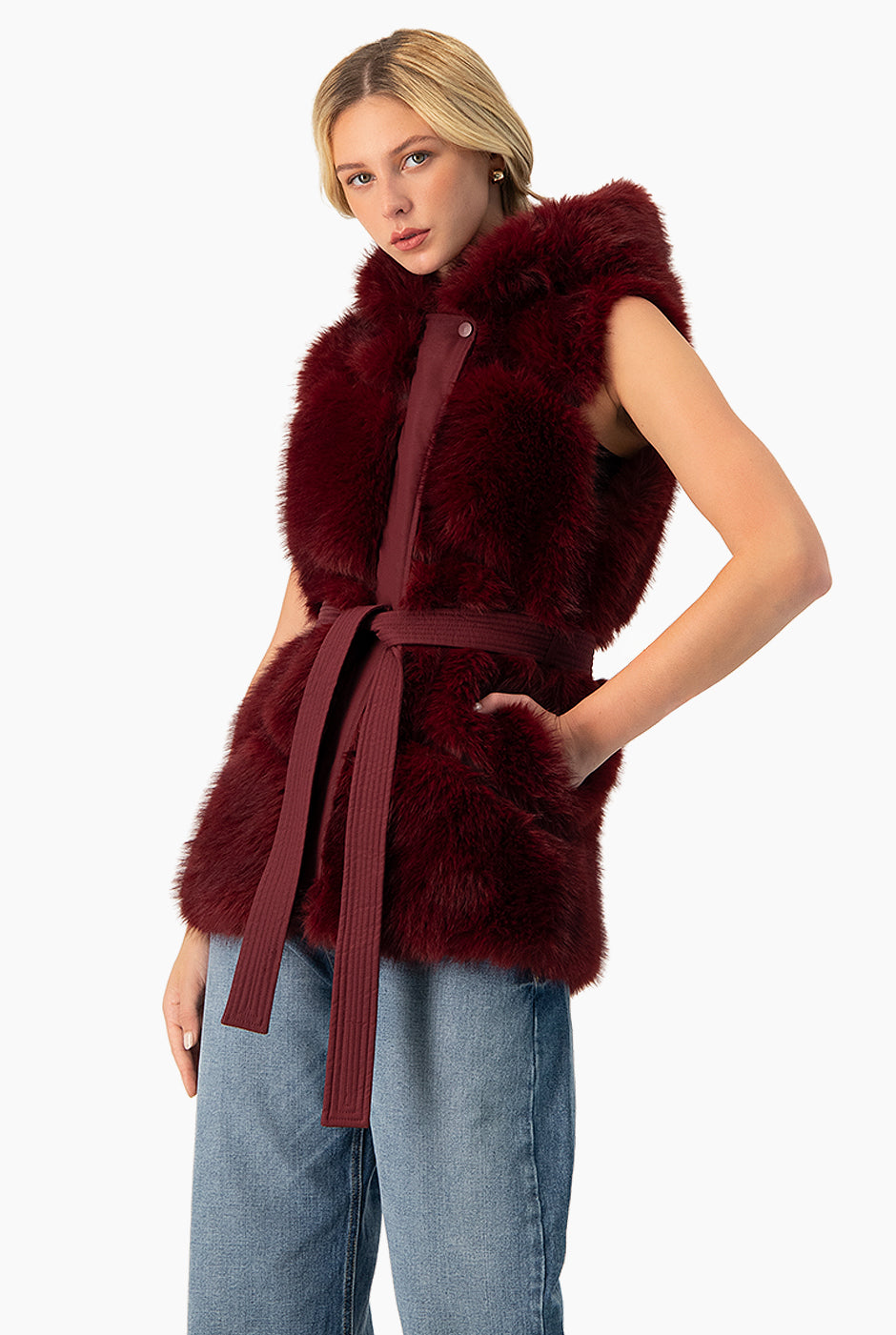 Chaleco Faux Fur vino con capucha y cinturón