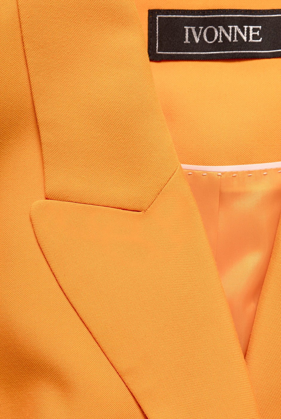 Saco blazer corto naranja con botón frontal y solapas clásicas