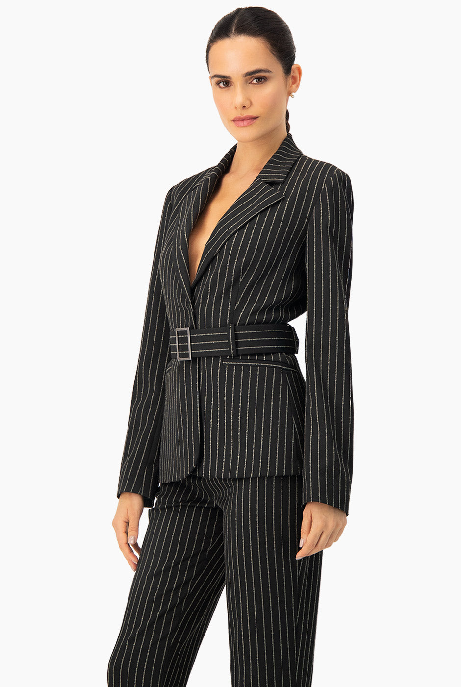Saco cruzado negro con rayas verticales y cinturón