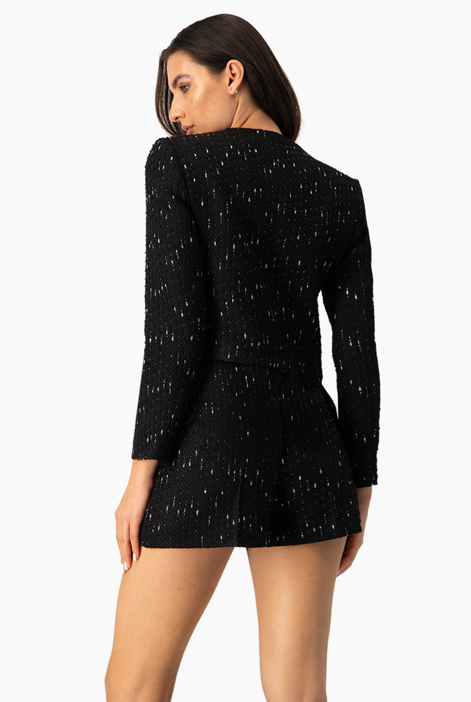 Saco corto negro con botones y plumas en el bajo