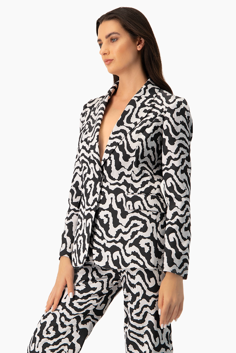 Saco sastreado animal print plateado con un botón y bolsillos