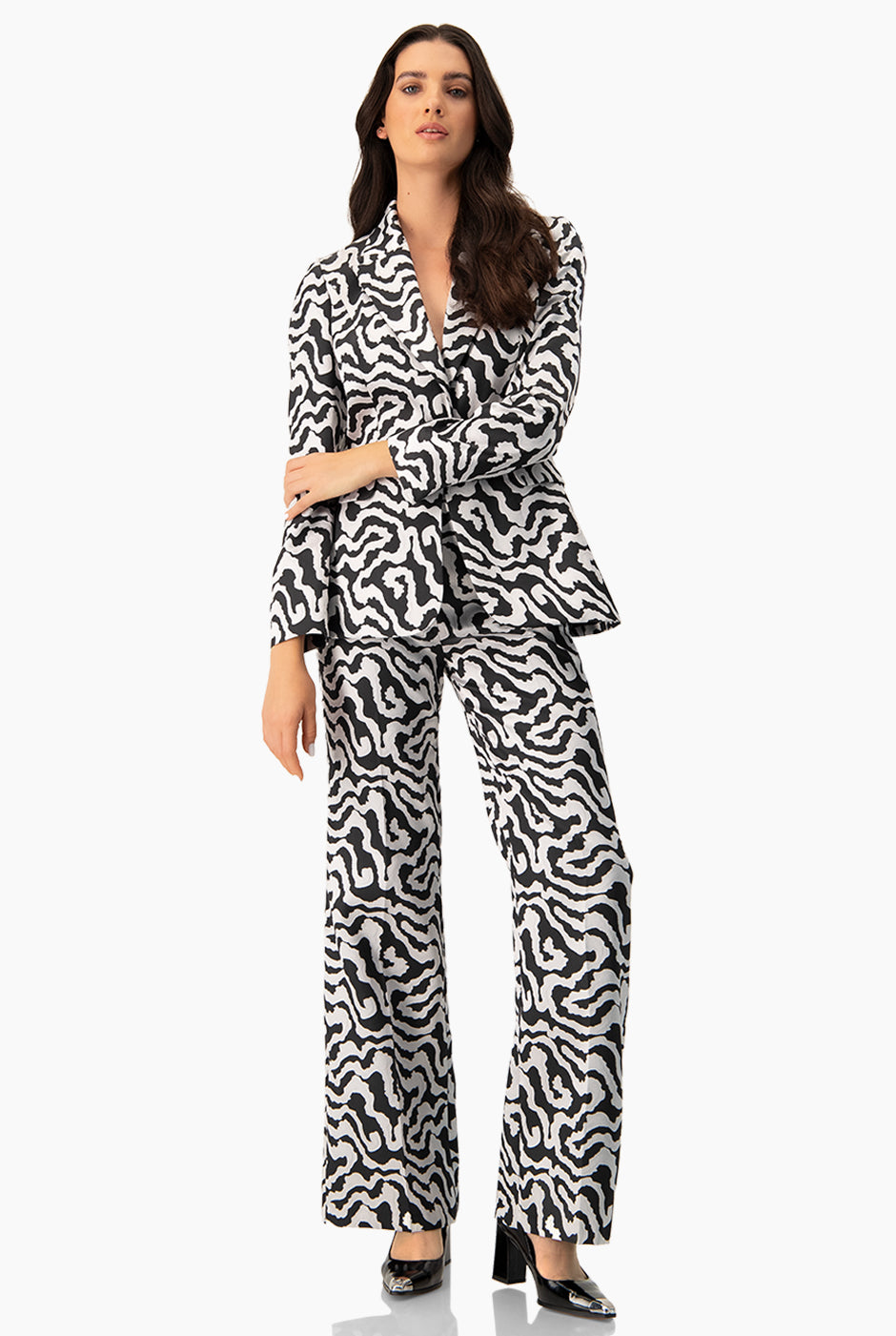 Saco sastreado animal print plateado con un botón y bolsillos