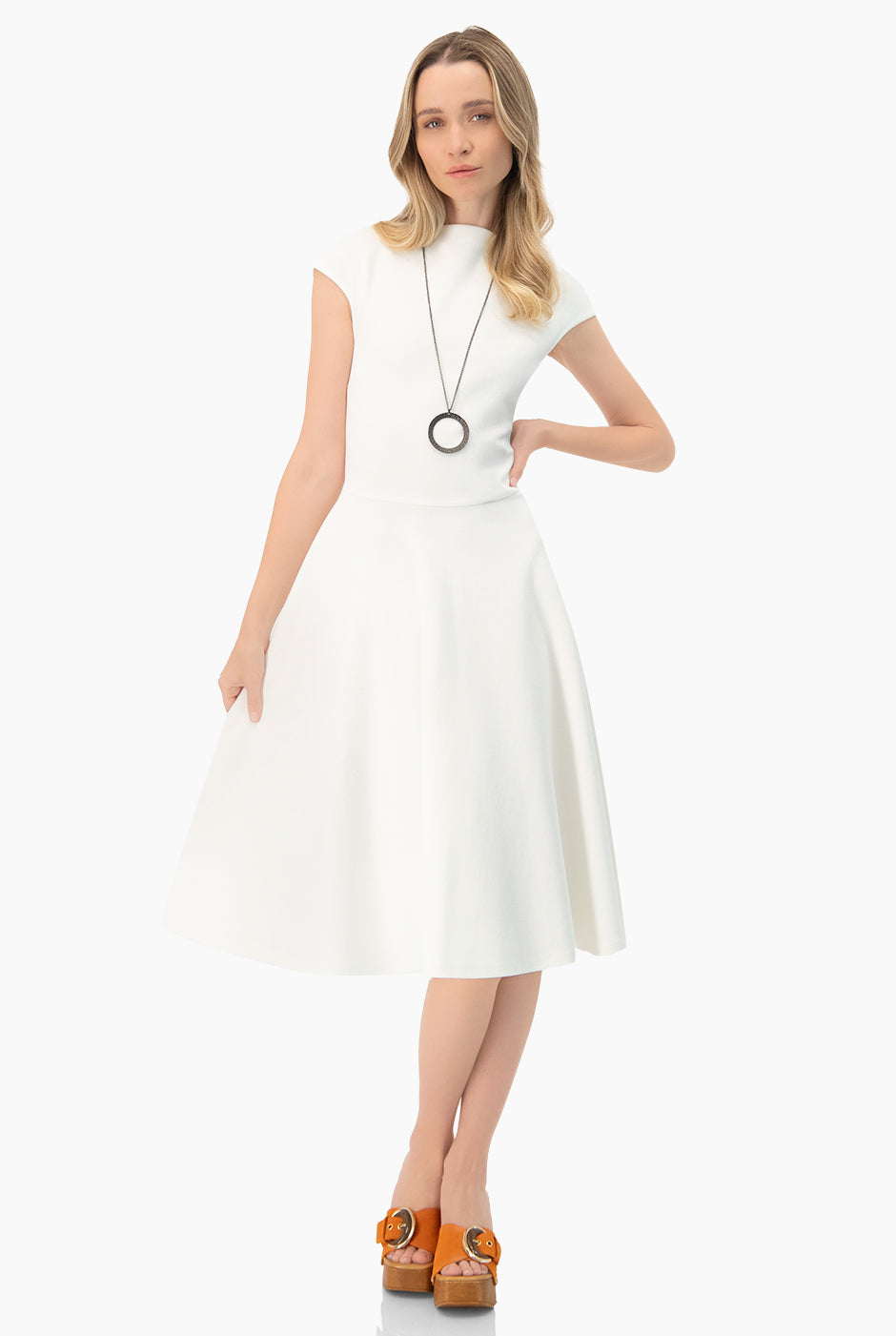 Vestido midi blanco de cuello redondo y sin mangas de Ivonne