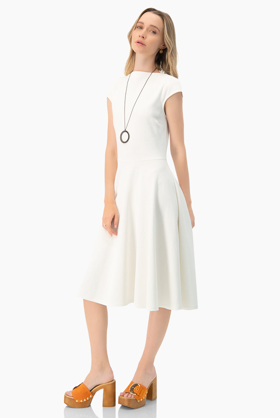 Vestido midi blanco de cuello redondo y sin mangas de Ivonne