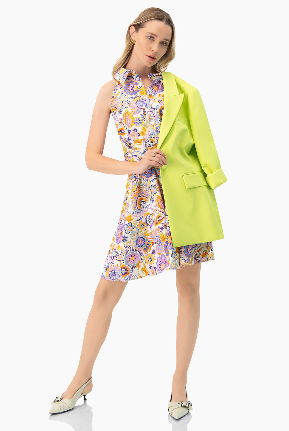 Vestido corto estampado floral sin mangas con cinturón