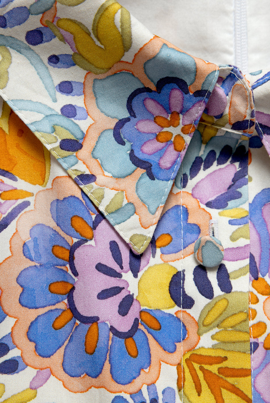 Vestido corto estampado floral sin mangas con cinturón