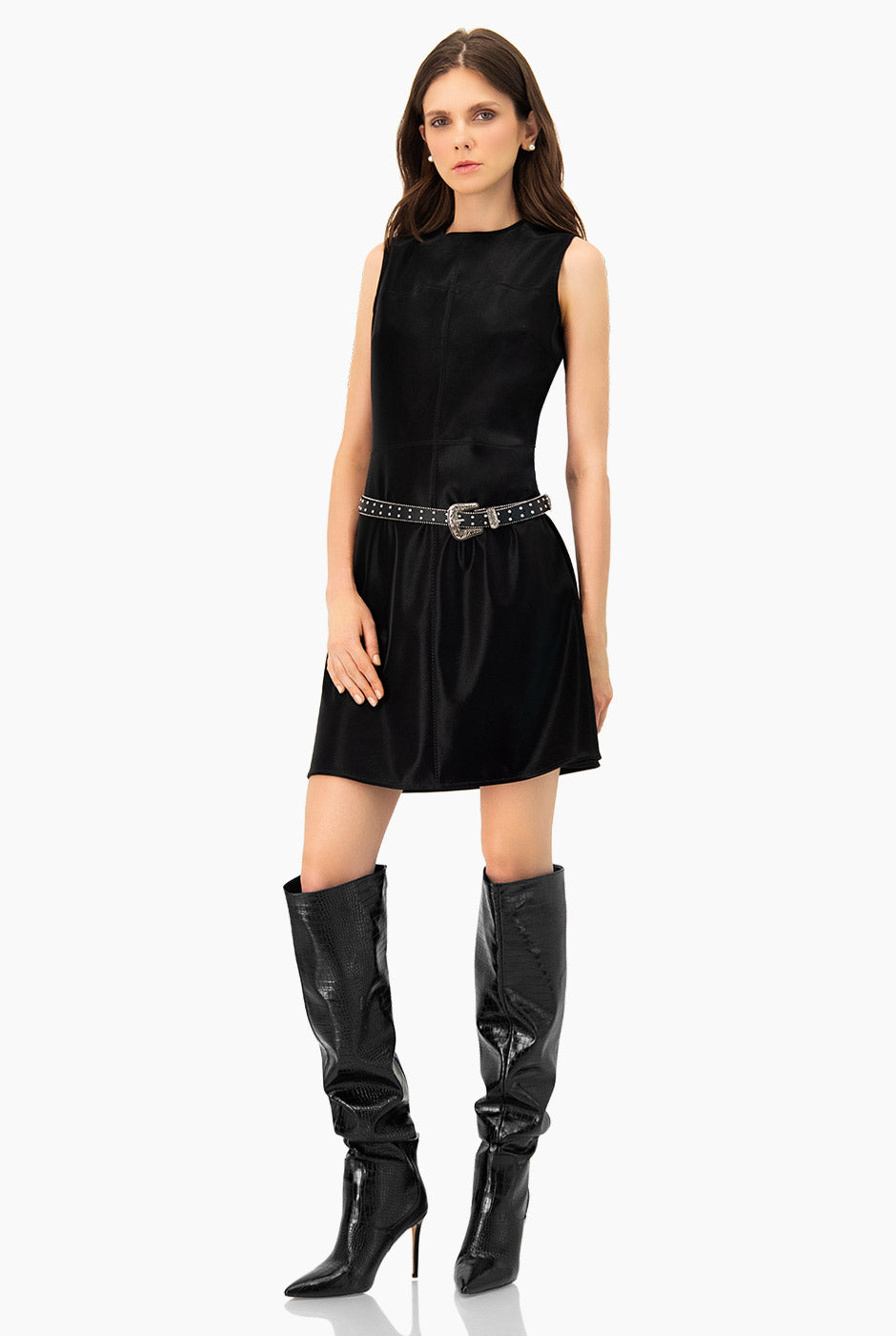 Vestido negro corto sin mangas y cuello redondo