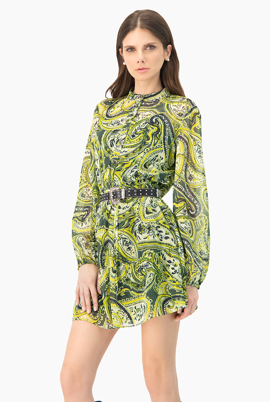 Vestido corto verde estampado con cinturón y mangas largas