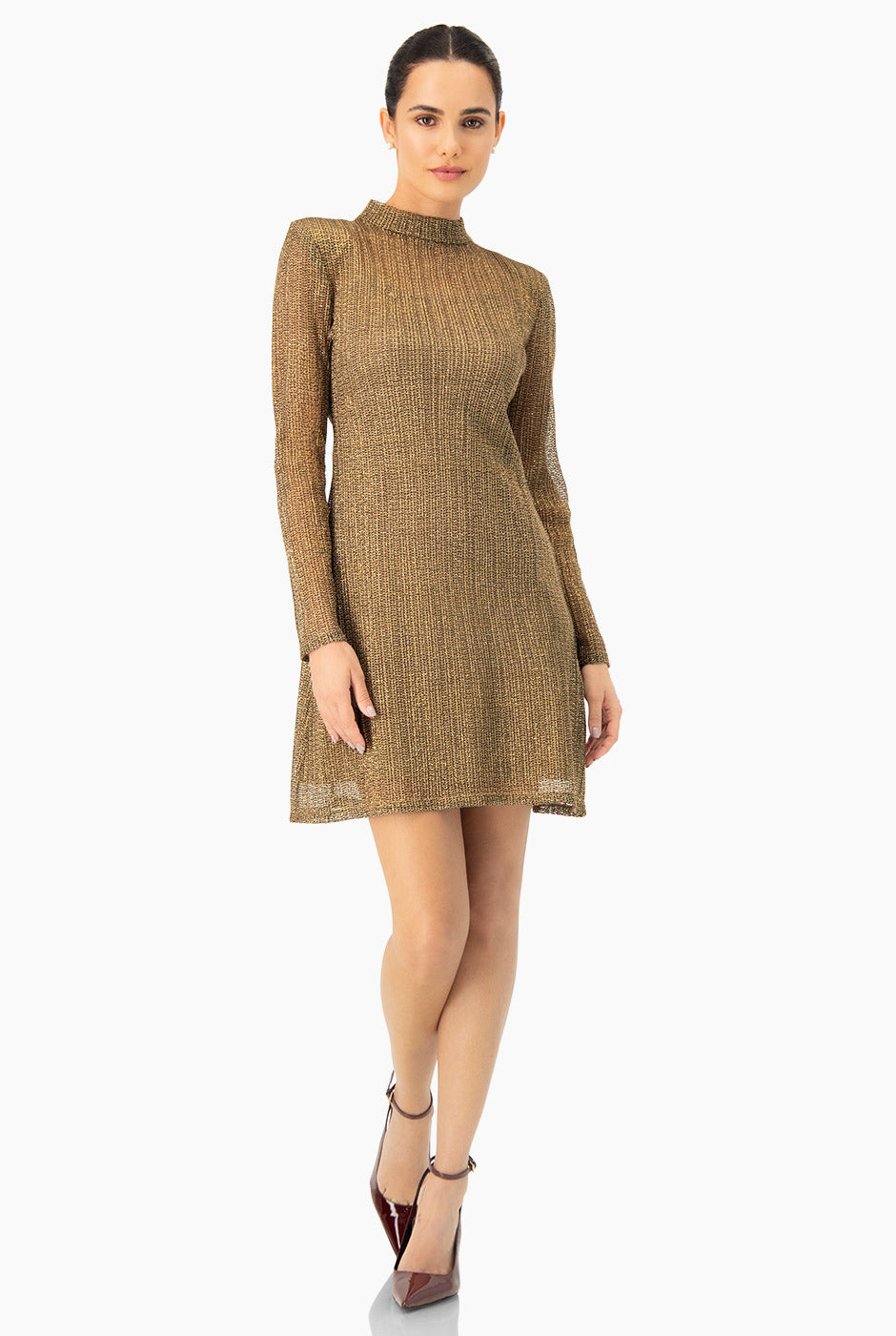 Vestido corto dorado línea A con cuello alto y mangas largas